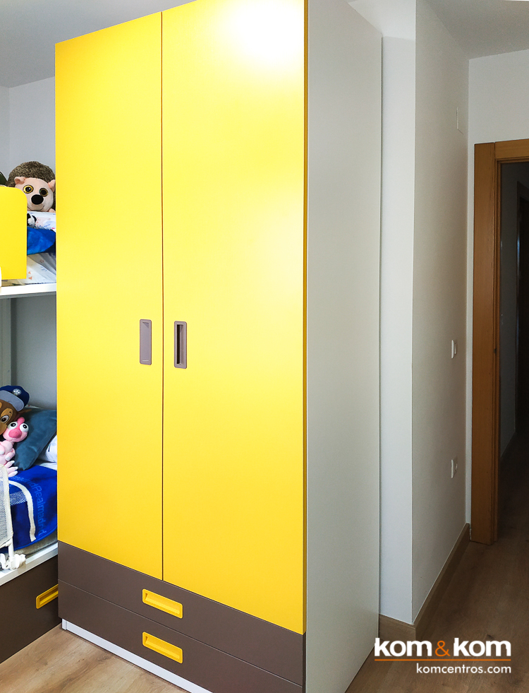 armario ropero de habitación infantil color amarillo y marrón chocolate